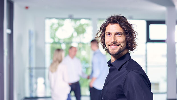 Begeisterte Mitarbeitende welche digitale Transformationen im Unternehmen gestalten Begeisterte Mitarbeitende welche digitale Transformationen im Unternehmen gestalten