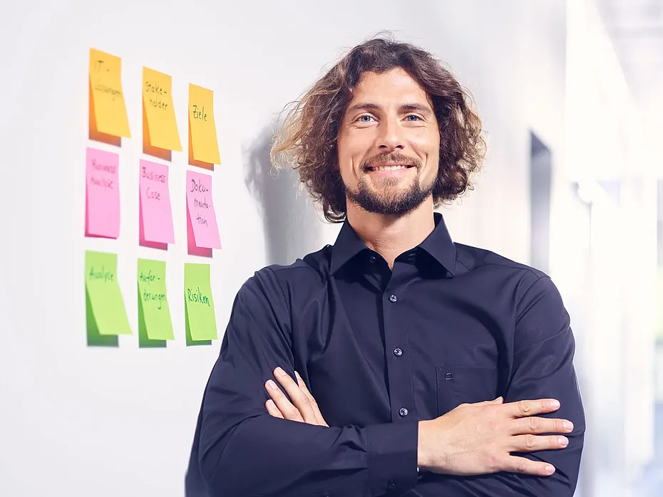 Business-Analyse-Weiterbildung Mann vor Kanbaan-Board im Business Analyse Seminar von ibo